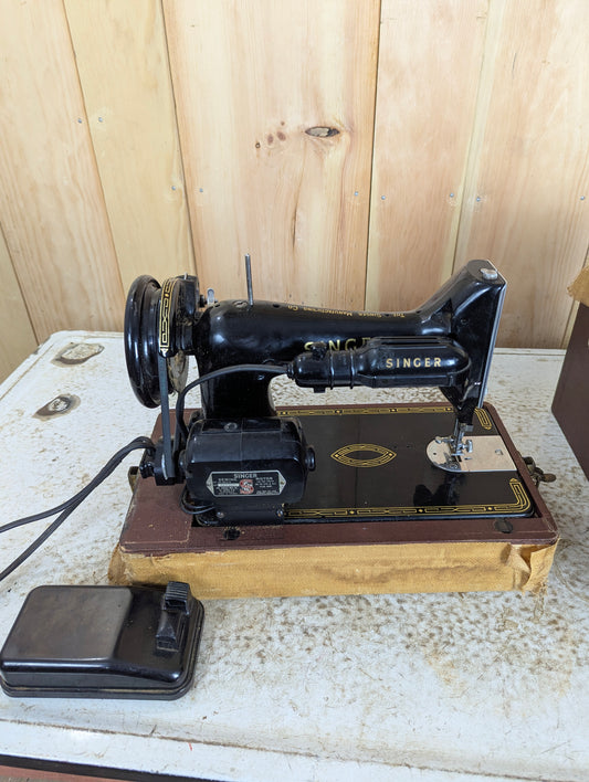 Vintage Singer Portable Sewing Machine in Carrying Case Model 99K