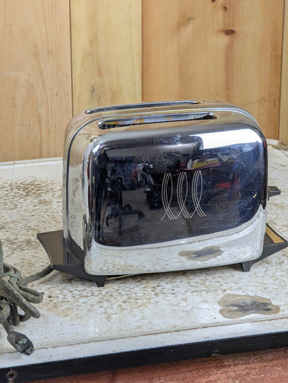 Vintage 1950s Toastmaster Toaster Model 1B24