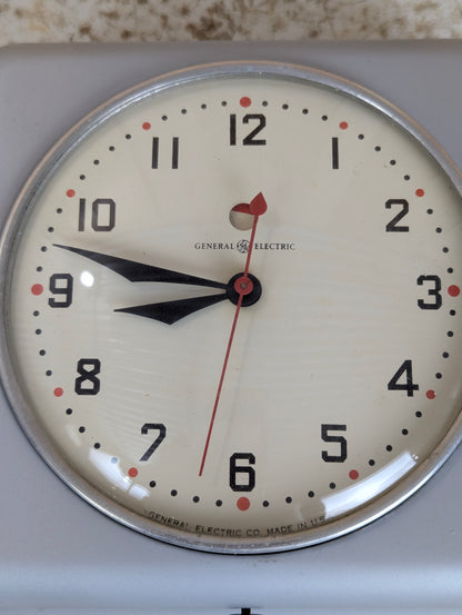 Vintage 1940’s General Electric Wall Clock Model 2H08