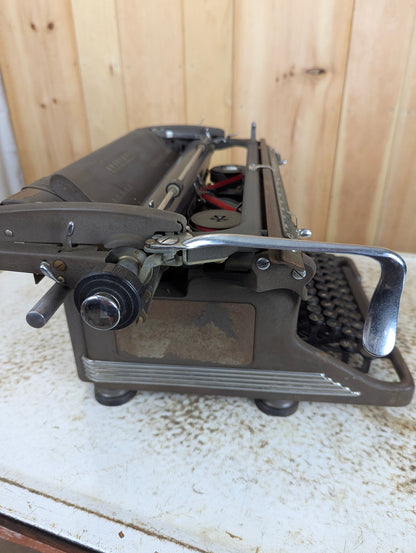 1952 Standard Underwood Typewriter Serial #5-7202883