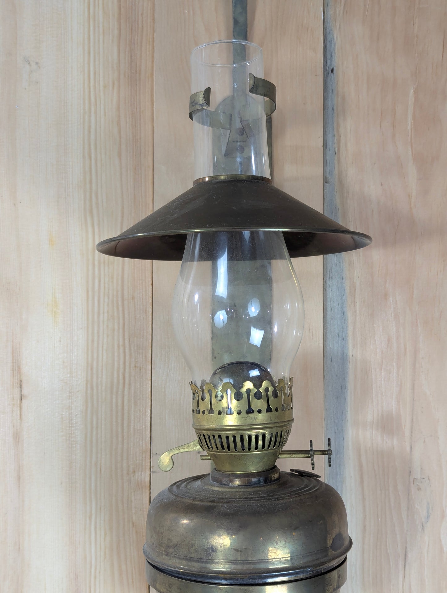 Antique Brass Wall Mounted Oil Lamp with Wall Bracket