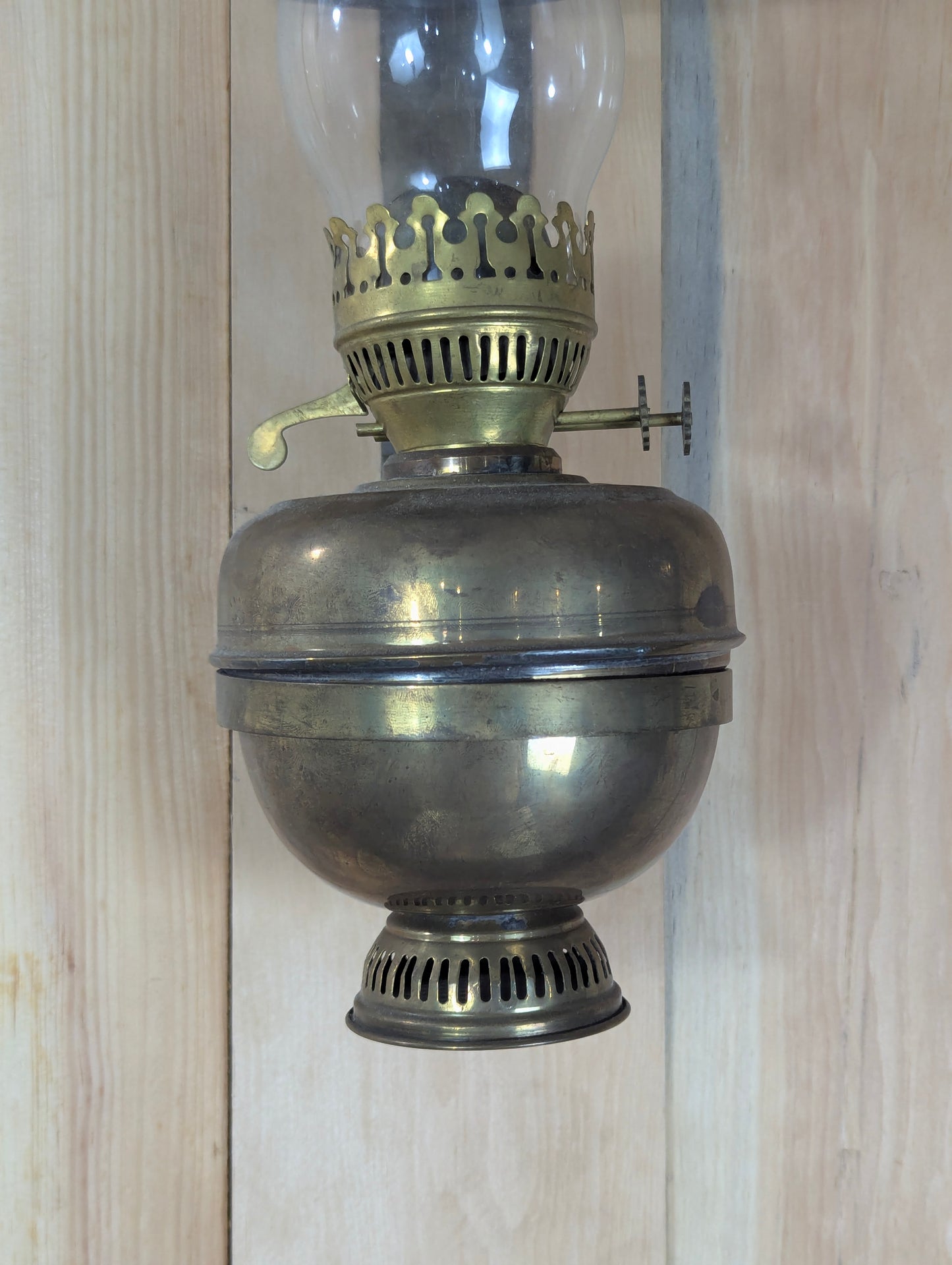 Antique Brass Wall Mounted Oil Lamp with Wall Bracket