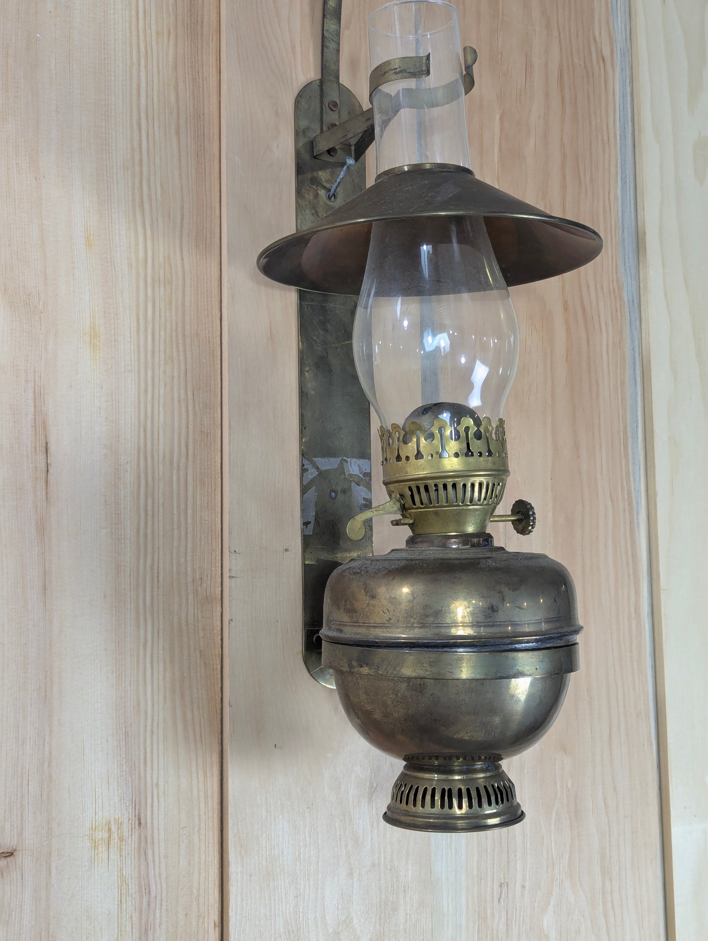 Antique Brass Wall Mounted Oil Lamp with Wall Bracket