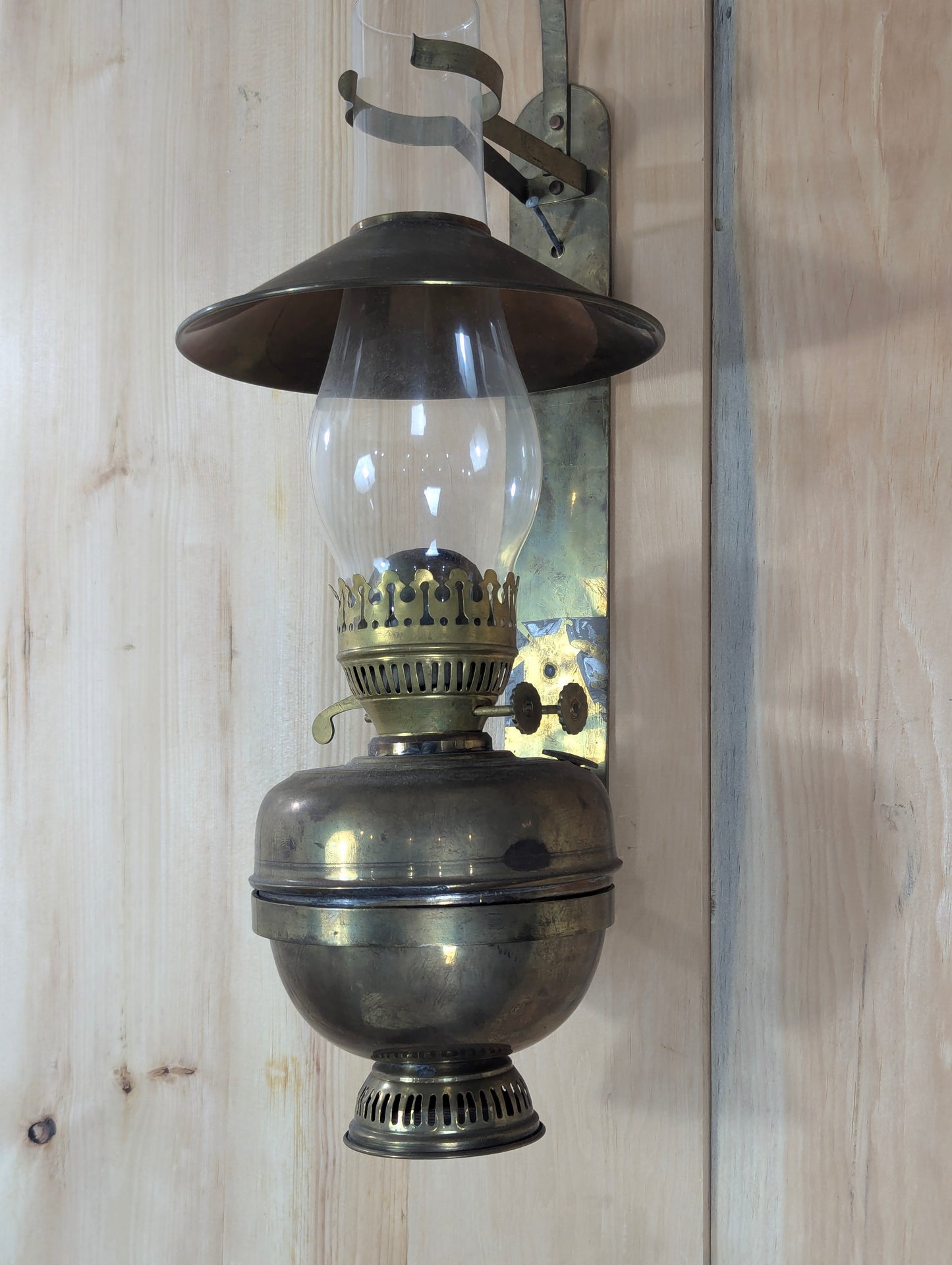 Antique Brass Wall Mounted Oil Lamp with Wall Bracket