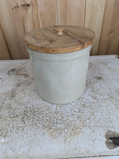 Medalta #2 Crock with Lid