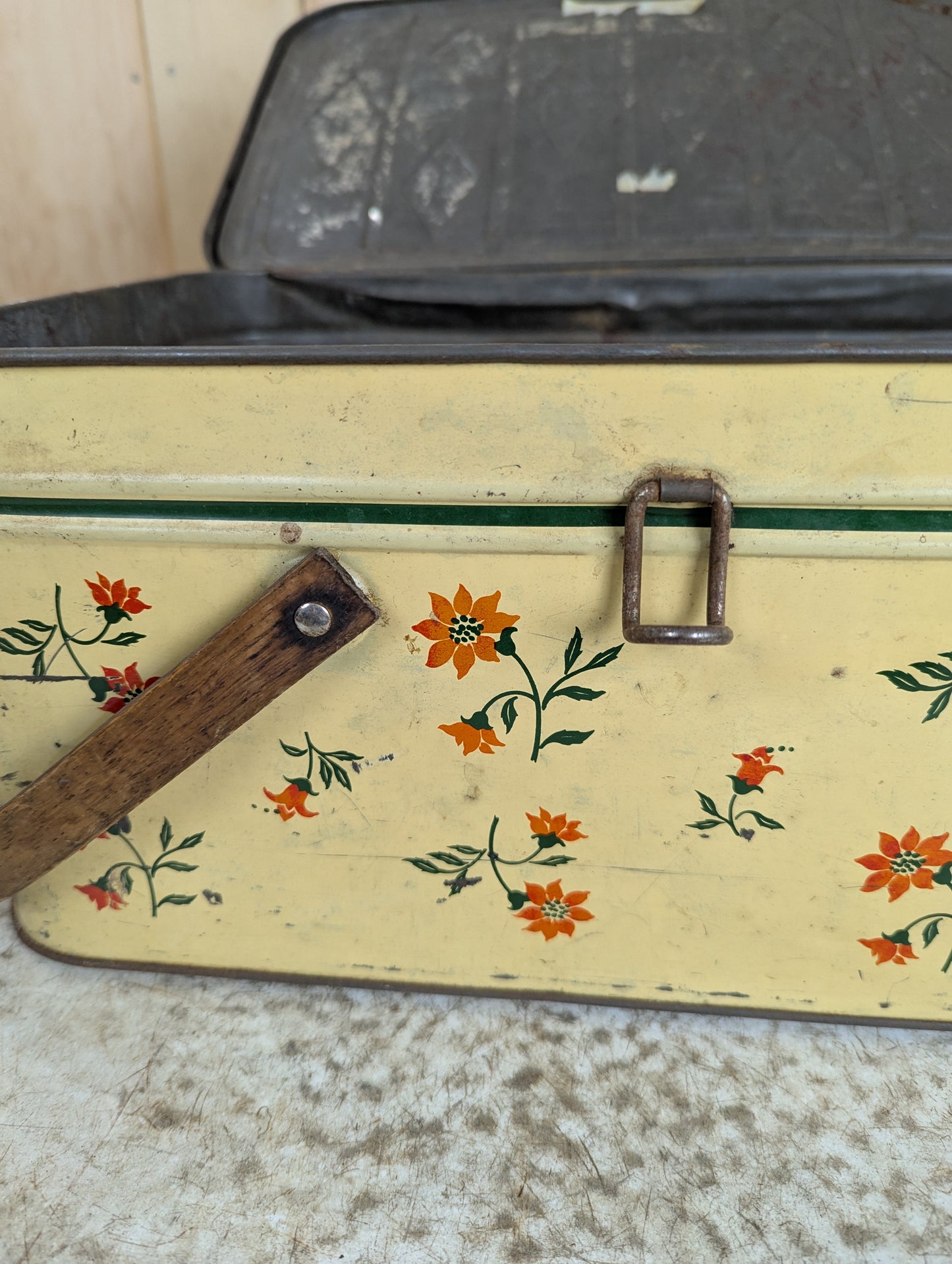 1950’s Tin Picnic Basket with Tablecloth & 4 Plastic Plates