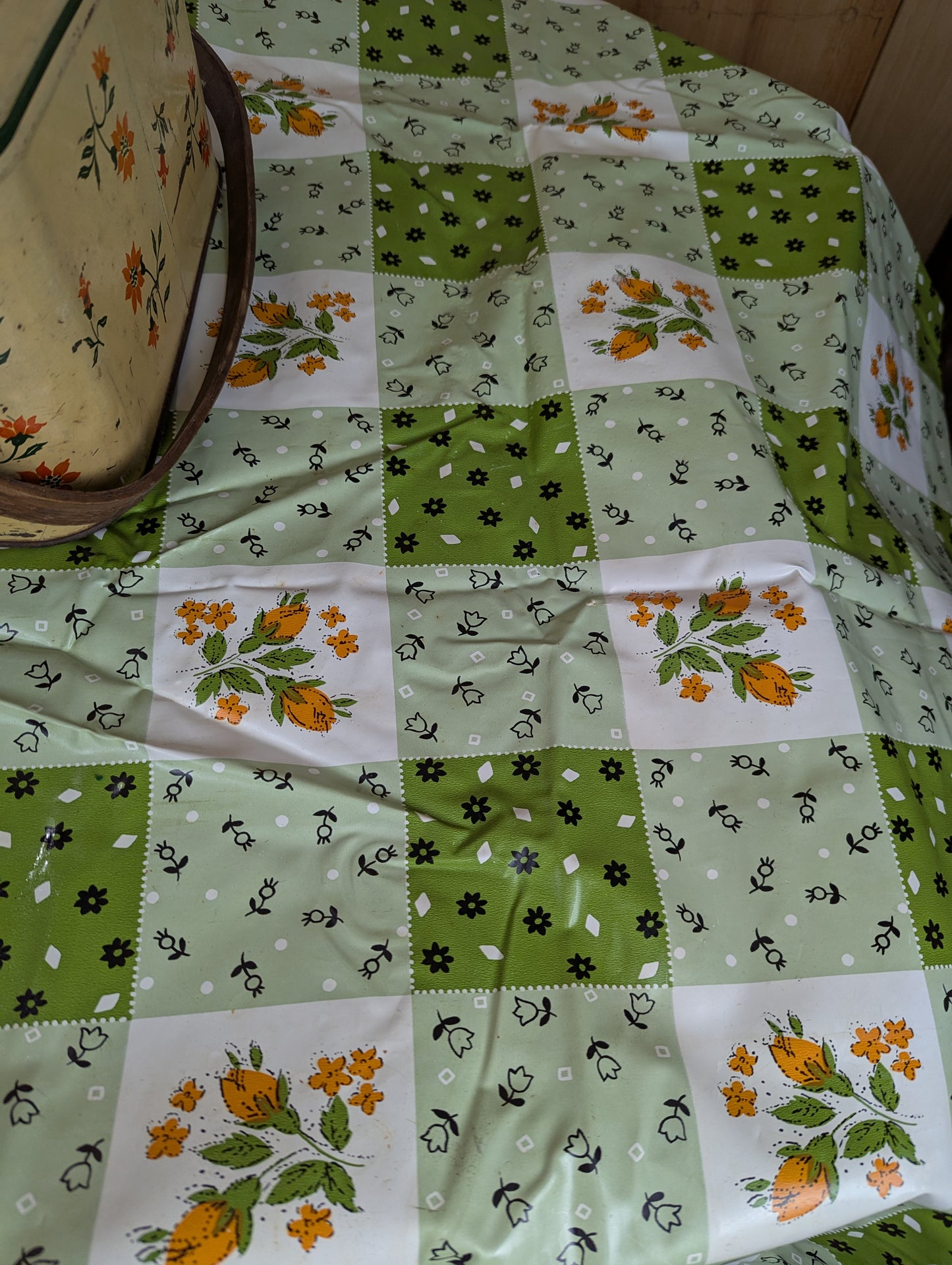 1950’s Tin Picnic Basket with Tablecloth & 4 Plastic Plates