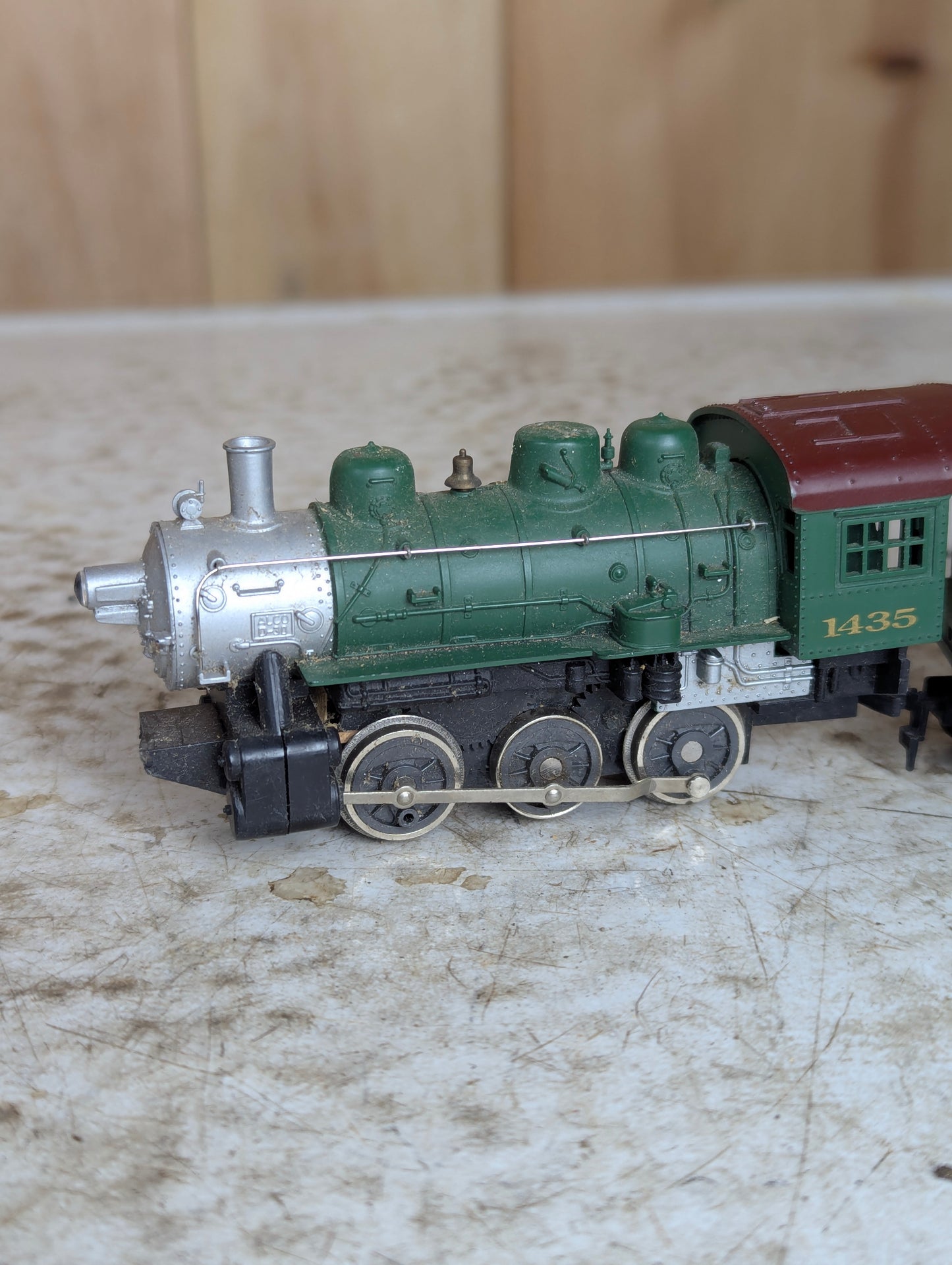 Tyco HO Scale 0-6-0 Southern Railway Locomotive #1435 with Coal Car