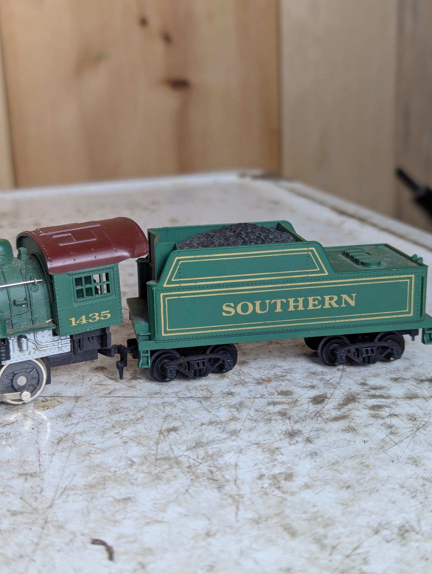 Tyco HO Scale 0-6-0 Southern Railway Locomotive #1435 with Coal Car