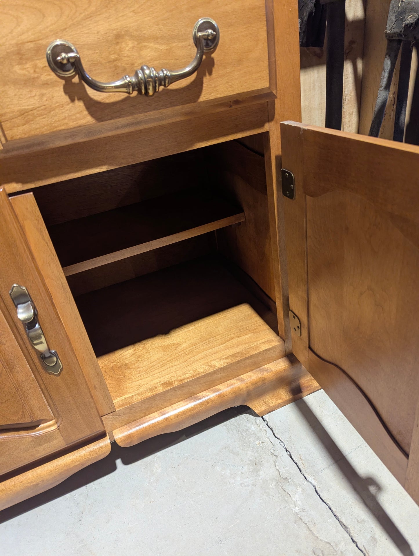 Solid Maple Buffet & Hutch with Table & 6 Chairs Set