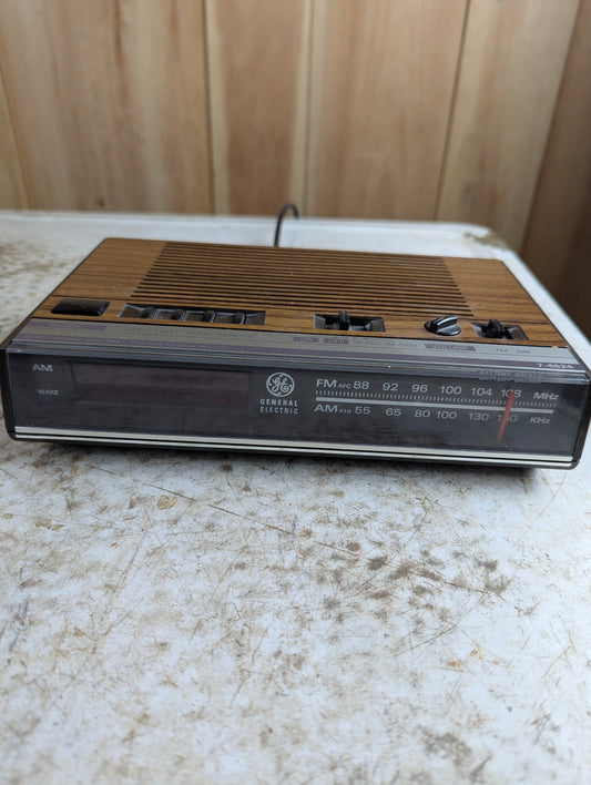 Vintage GE General Electric 7-4624B AM/FM Digital Alarm Clock Radio Woodgrain