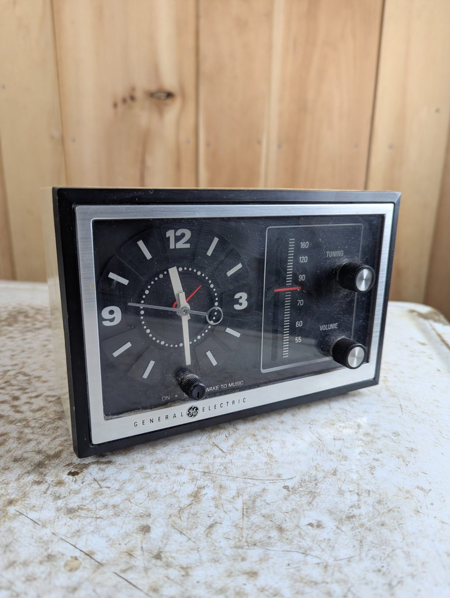 1970s General Electric AM Analog Alarm Clock Radio Model C2425A - Tested Working