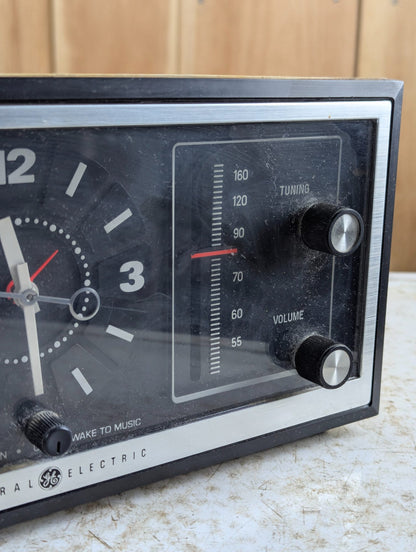 1970s General Electric AM Analog Alarm Clock Radio Model C2425A - Tested Working