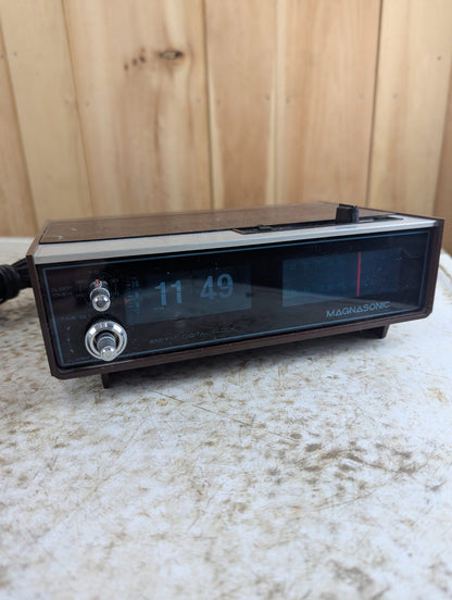 1970s Magnasonic AM/FM Flip Clock Radio Model MDR-5053 - Tested Working