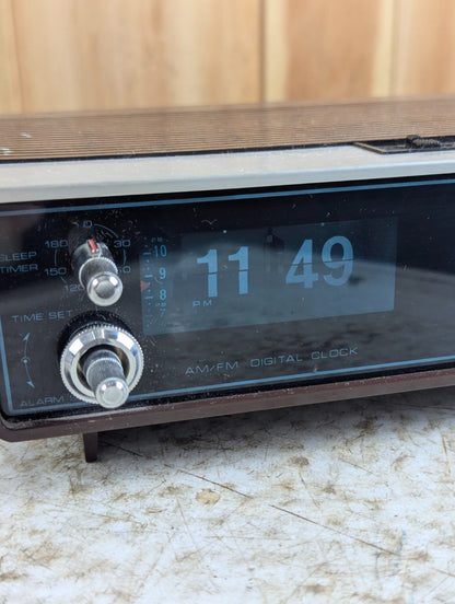 1970s Magnasonic AM/FM Flip Clock Radio Model MDR-5053 - Tested Working