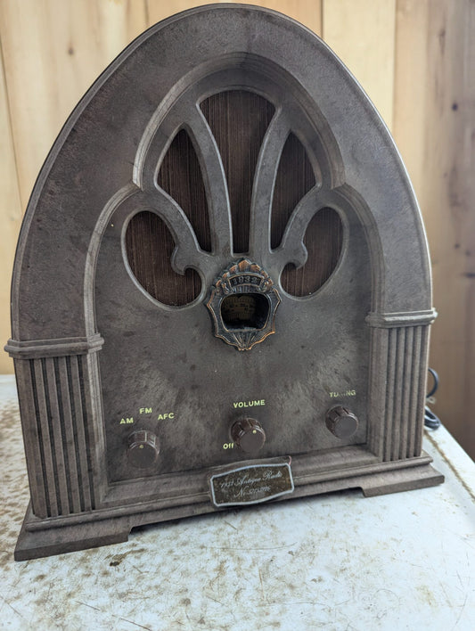 Windsor 1932 Style Tabletop Cathedral Radio Reproduction - Tested Working