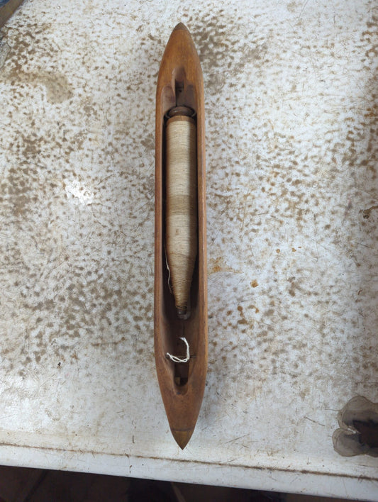 Antique Wooden Boat-Shaped Shuttle Weaving Loom Shuttle with Bobbin Wood Textile Tool