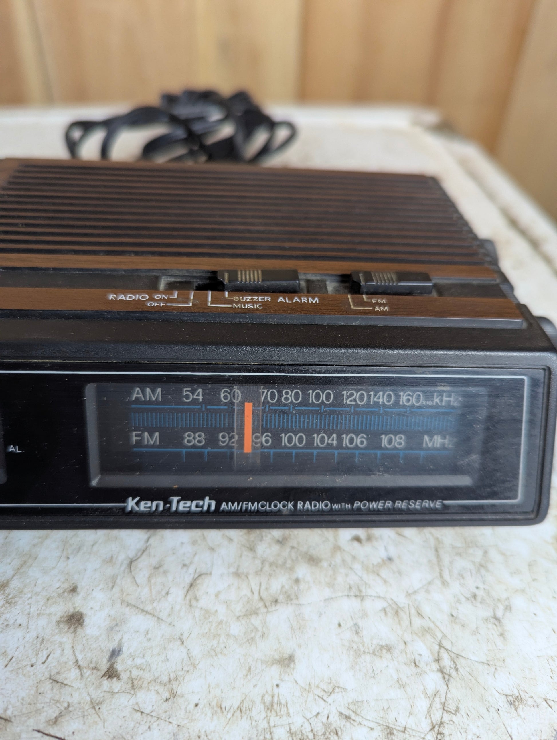 Ken-Tech AM FM Clock Radio Model R-1680 - view 4