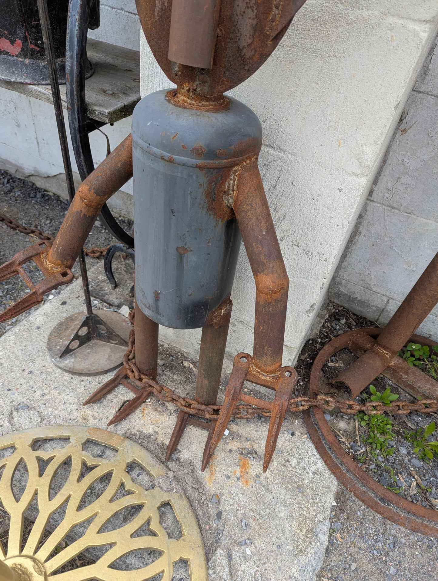 Metal Scrap Art Man With Claws - view 3