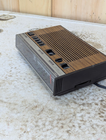 Retro General Electric Electronic Digital AM/FM Clock Radio Model 7-4624B - view 2