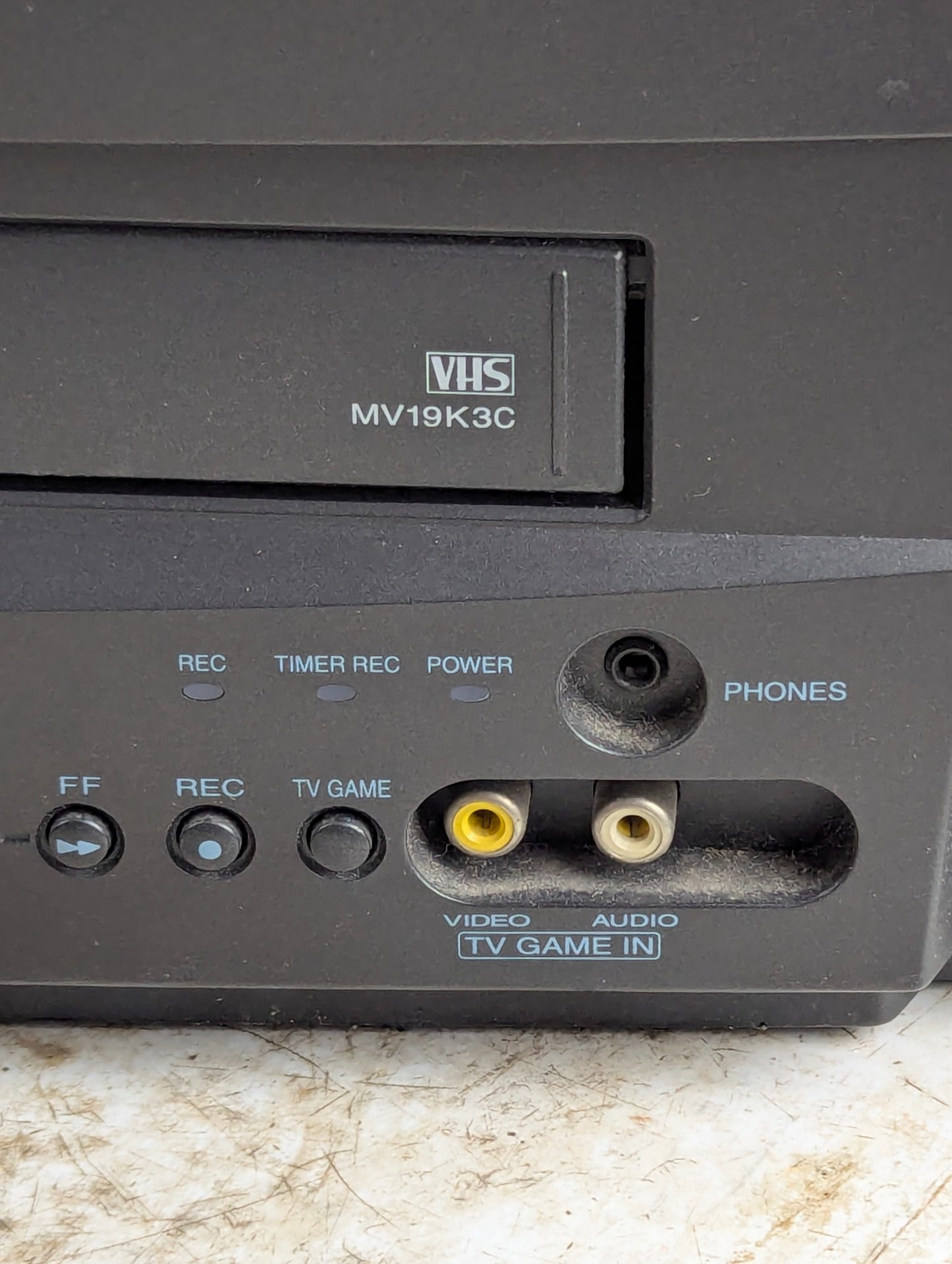 Toshiba 19" CRT TV VCR Combo Model MV19K3CR with Remote - view 3