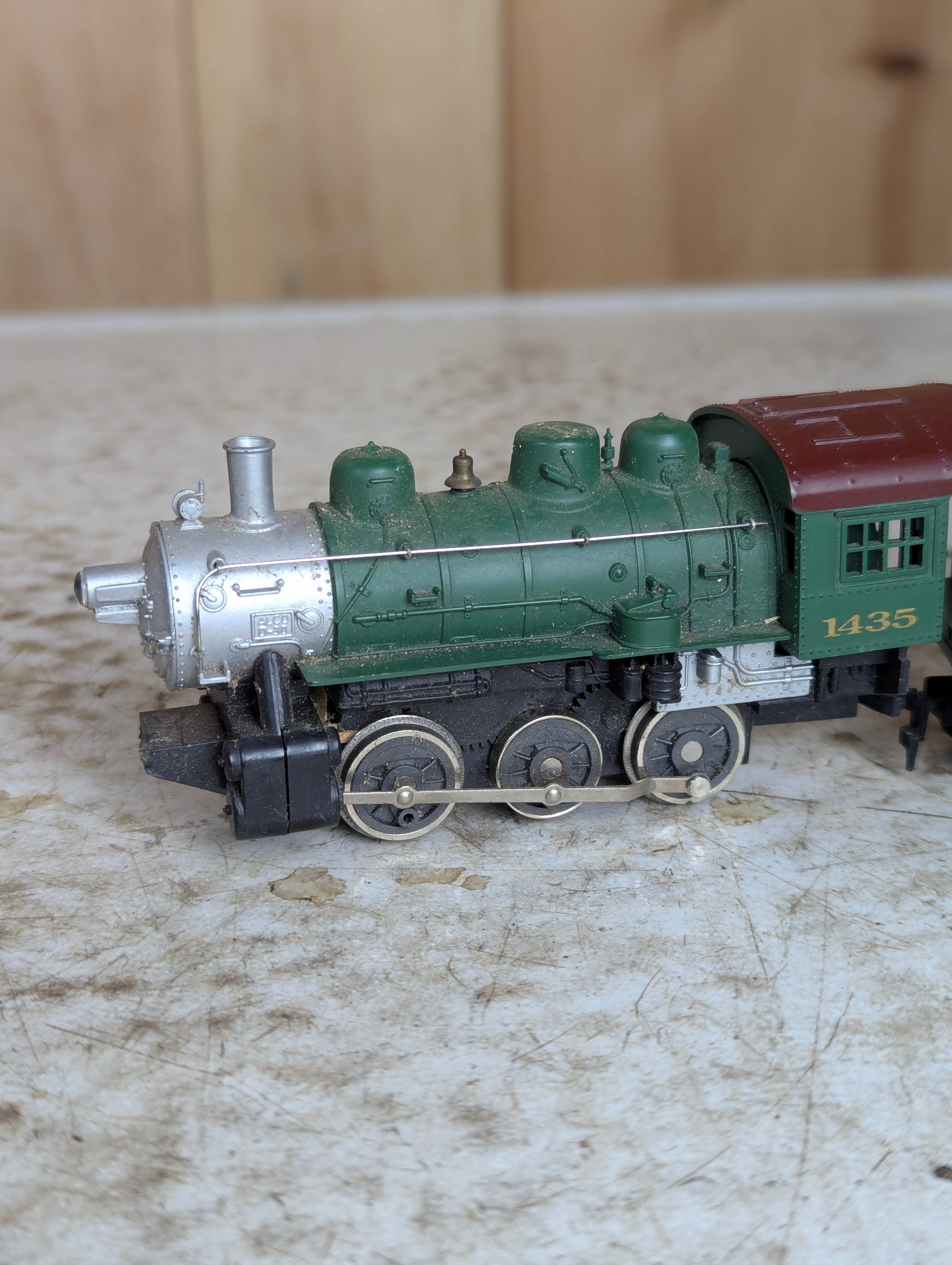 Tyco HO Scale 0-6-0 Southern Railway Locomotive #1435 with Coal Car - view 2
