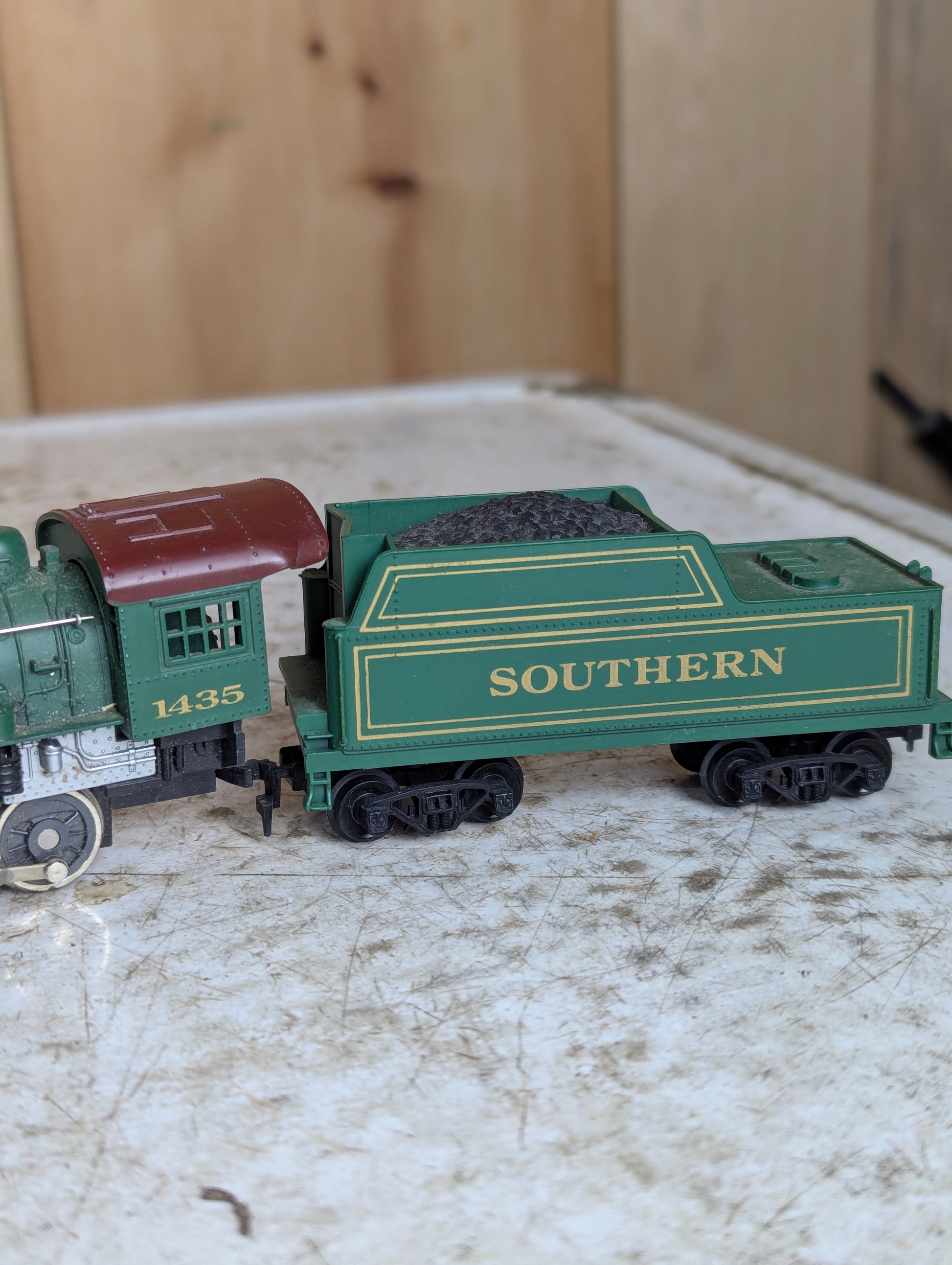 Tyco HO Scale 0-6-0 Southern Railway Locomotive #1435 with Coal Car - view 3