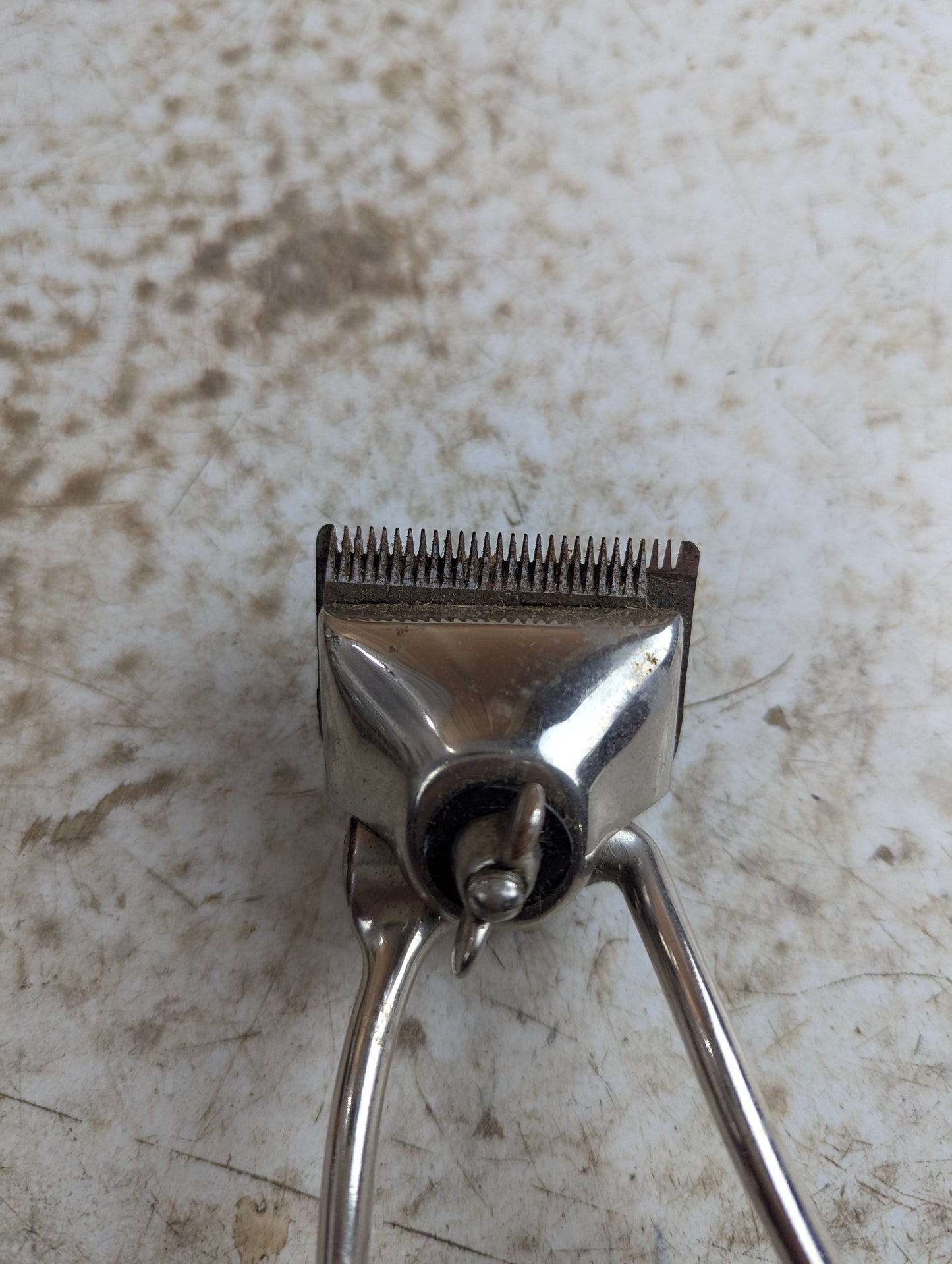 Vintage 1940s Oster Model 000 Manual Hair Clippers - view 2