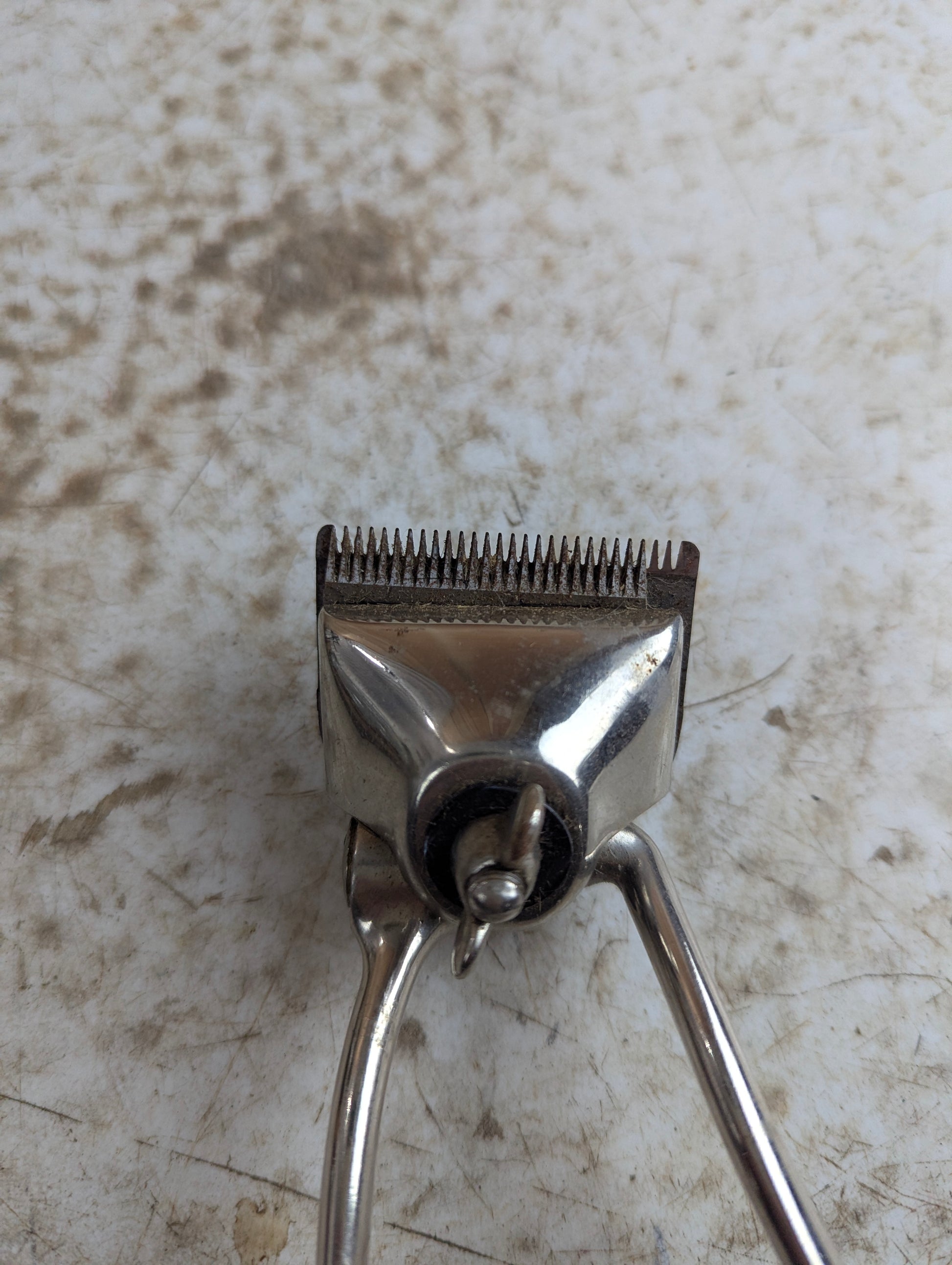 Vintage 1940s Oster Model 000 Manual Hair Clippers - view 2