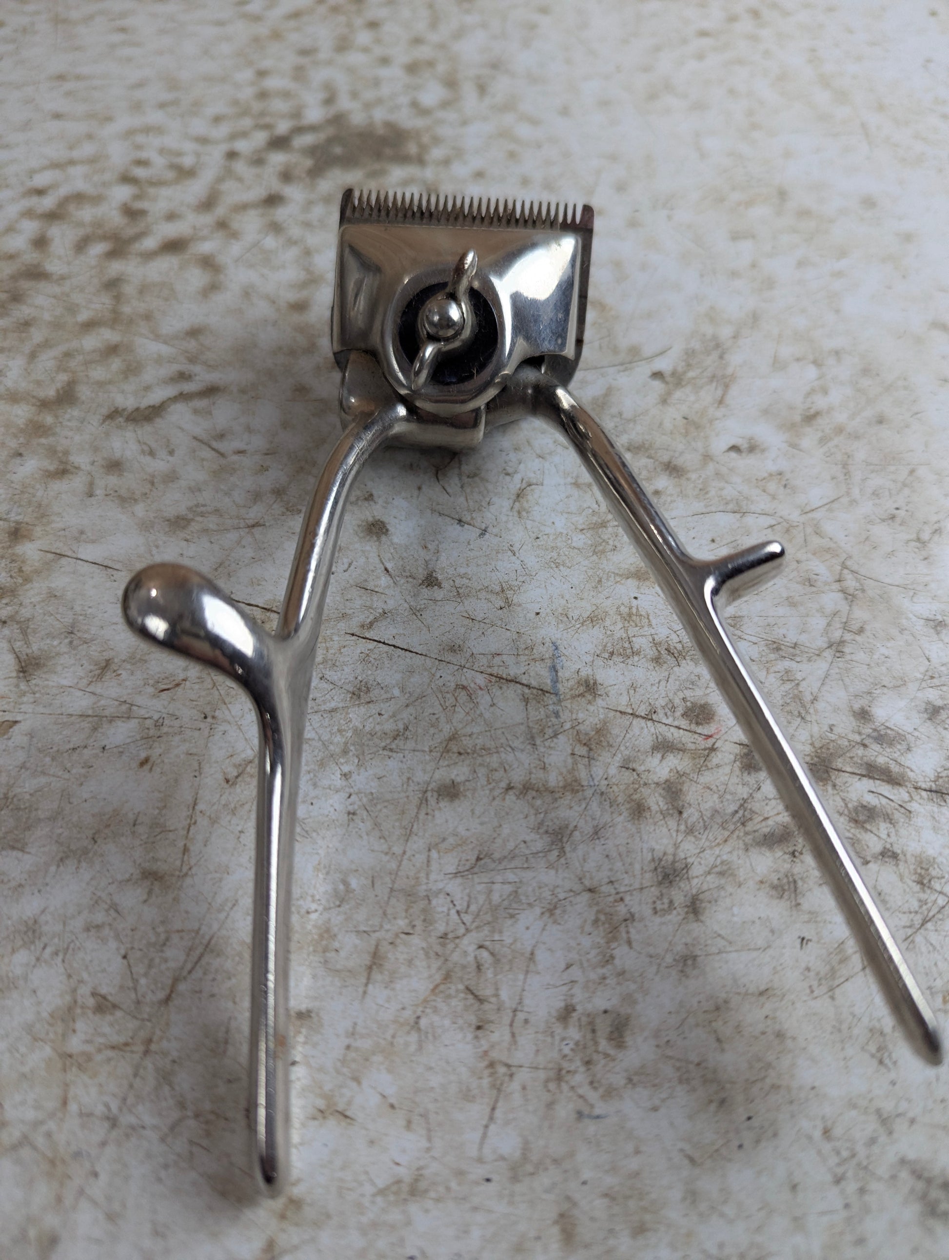 Vintage 1940s Oster Model 000 Manual Hair Clippers - view 3
