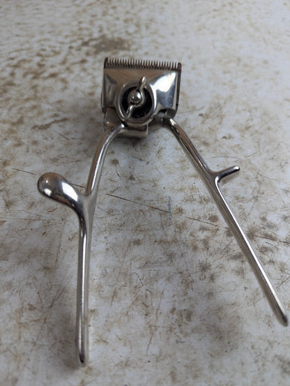Vintage 1940s Oster Model 000 Manual Hair Clippers - view 3