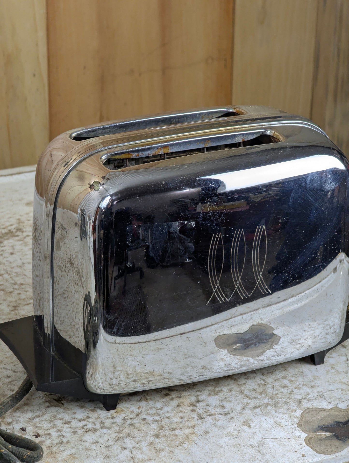Vintage 1950s Toastmaster Toaster Model 1B24 - view 2