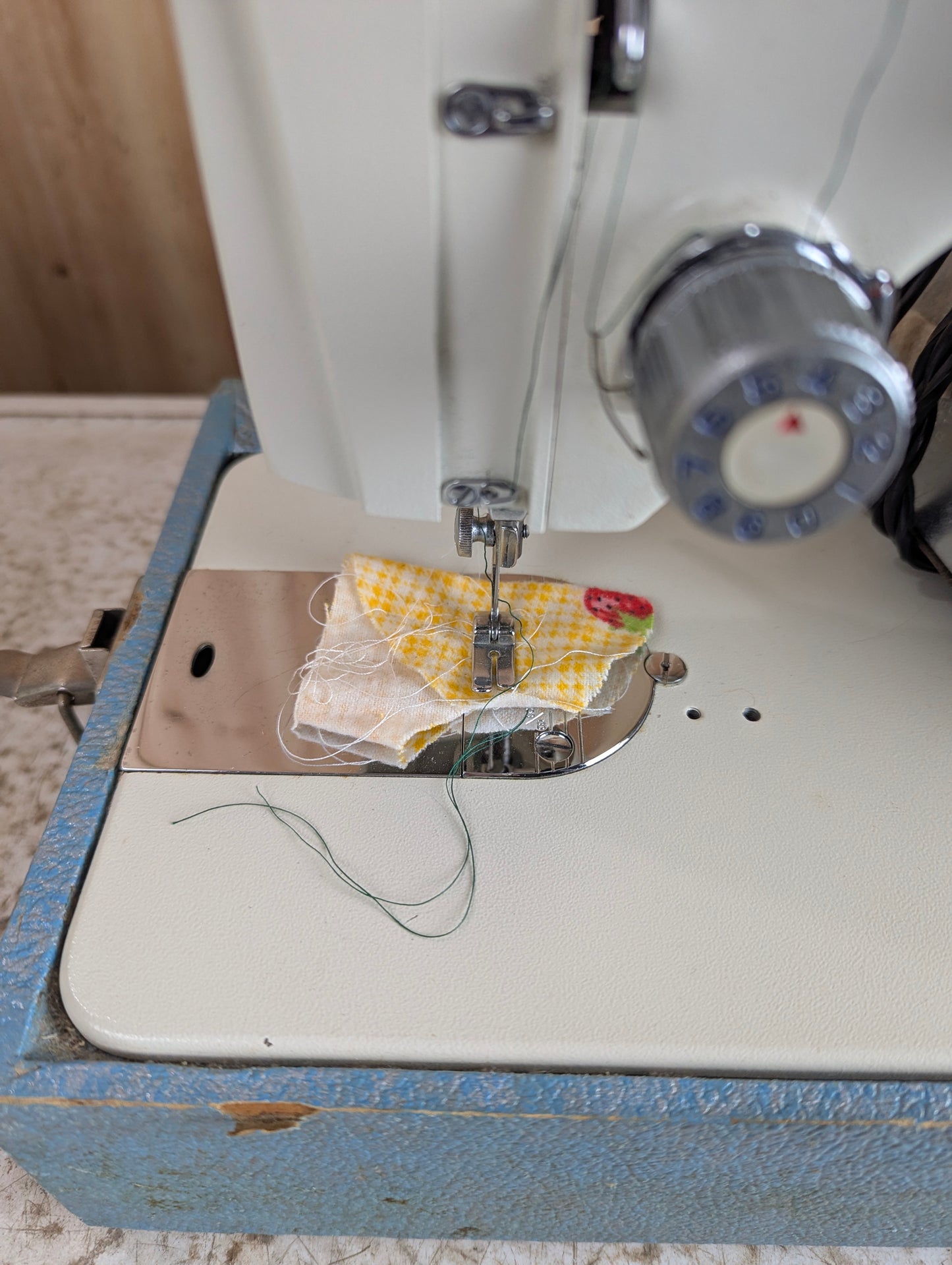 Vintage 1960s Imperial Model 5L5 Portable Sewing Machine - view 2