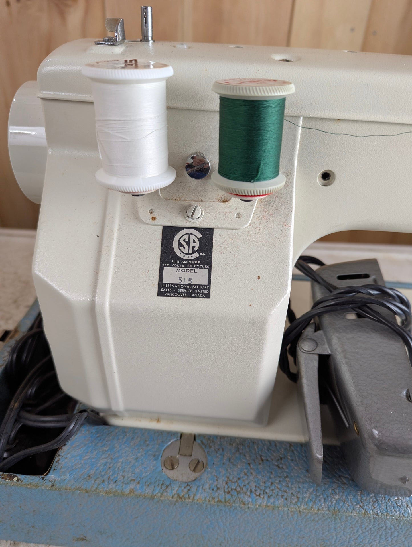 Vintage 1960s Imperial Model 5L5 Portable Sewing Machine - view 4