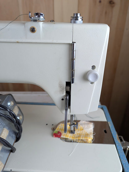 Vintage 1960s Imperial Model 5L5 Portable Sewing Machine - view 5