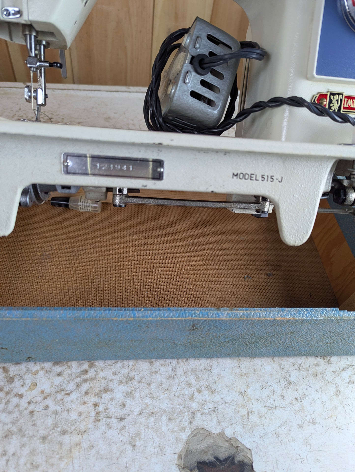 Vintage 1960s Imperial Model 5L5 Portable Sewing Machine - view 8