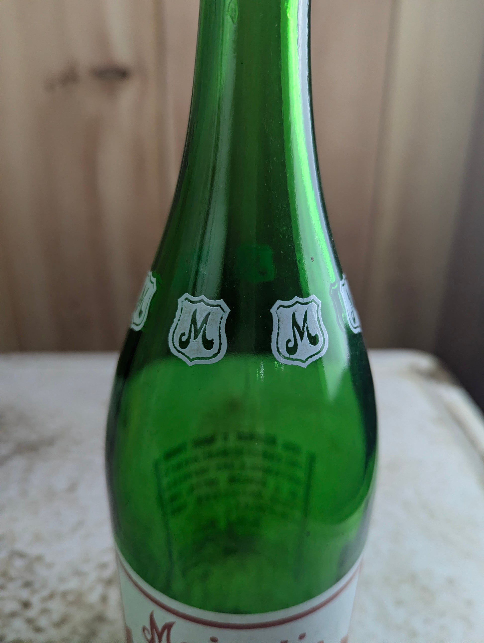 Vintage 30oz Majestic Pale Dry Ginger Ale Green Glass ACL Soda Bottle - view 3