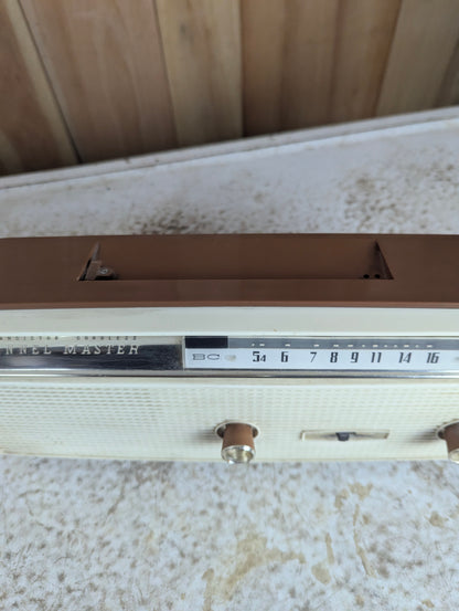 Vintage 6510 Channel Master 6 Transistor AM Radio - view 4
