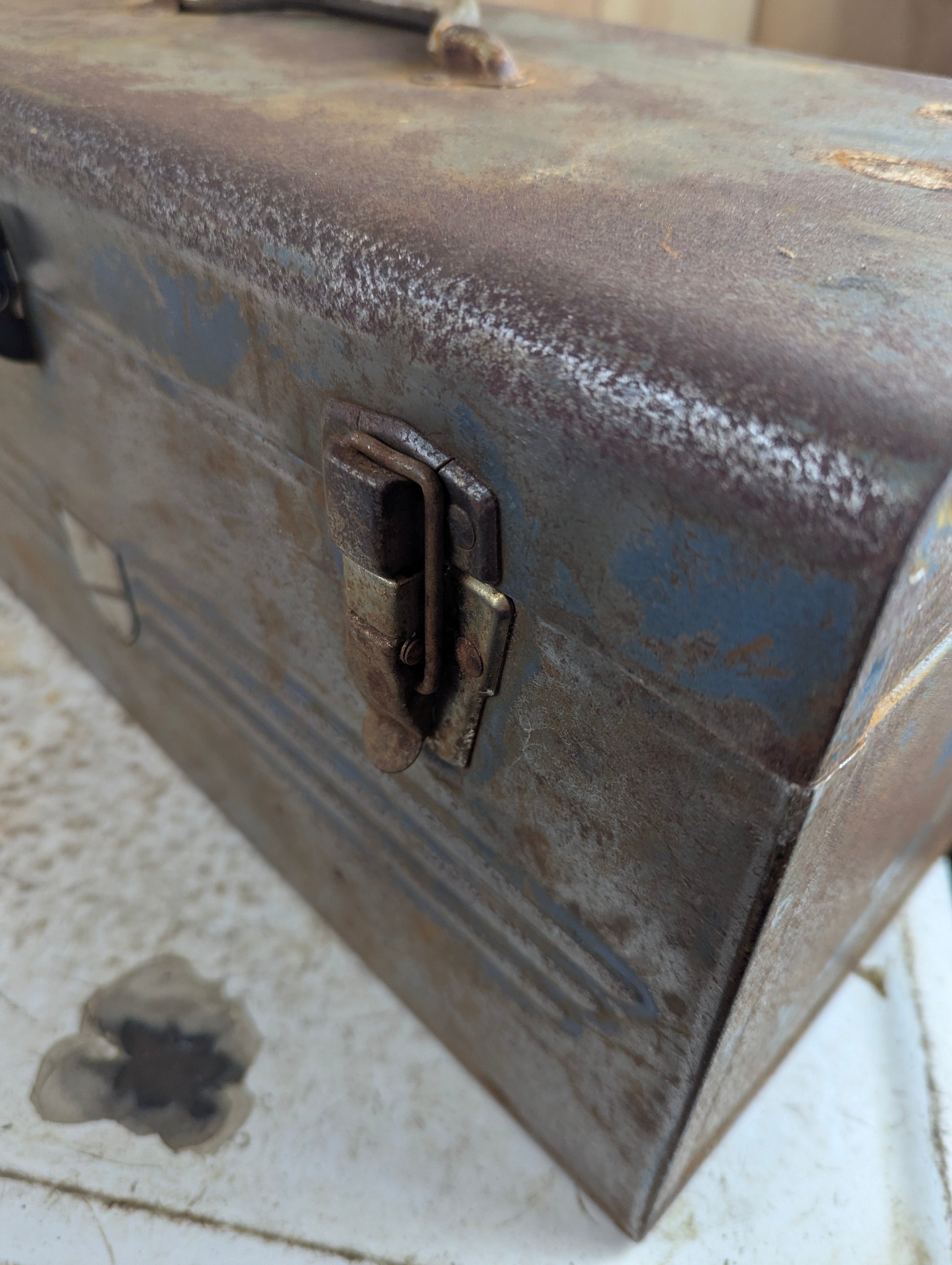 Vintage Beach Metal Tool Box - view 8