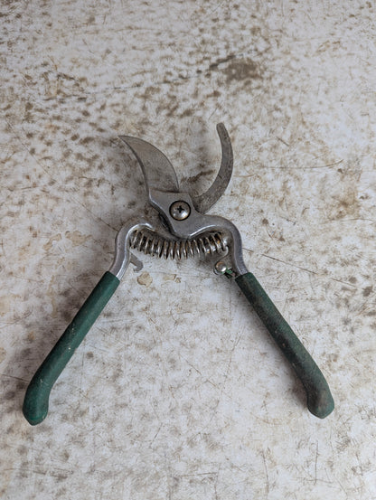 Vintage Gardening Bypass Pruning Shears - view 2