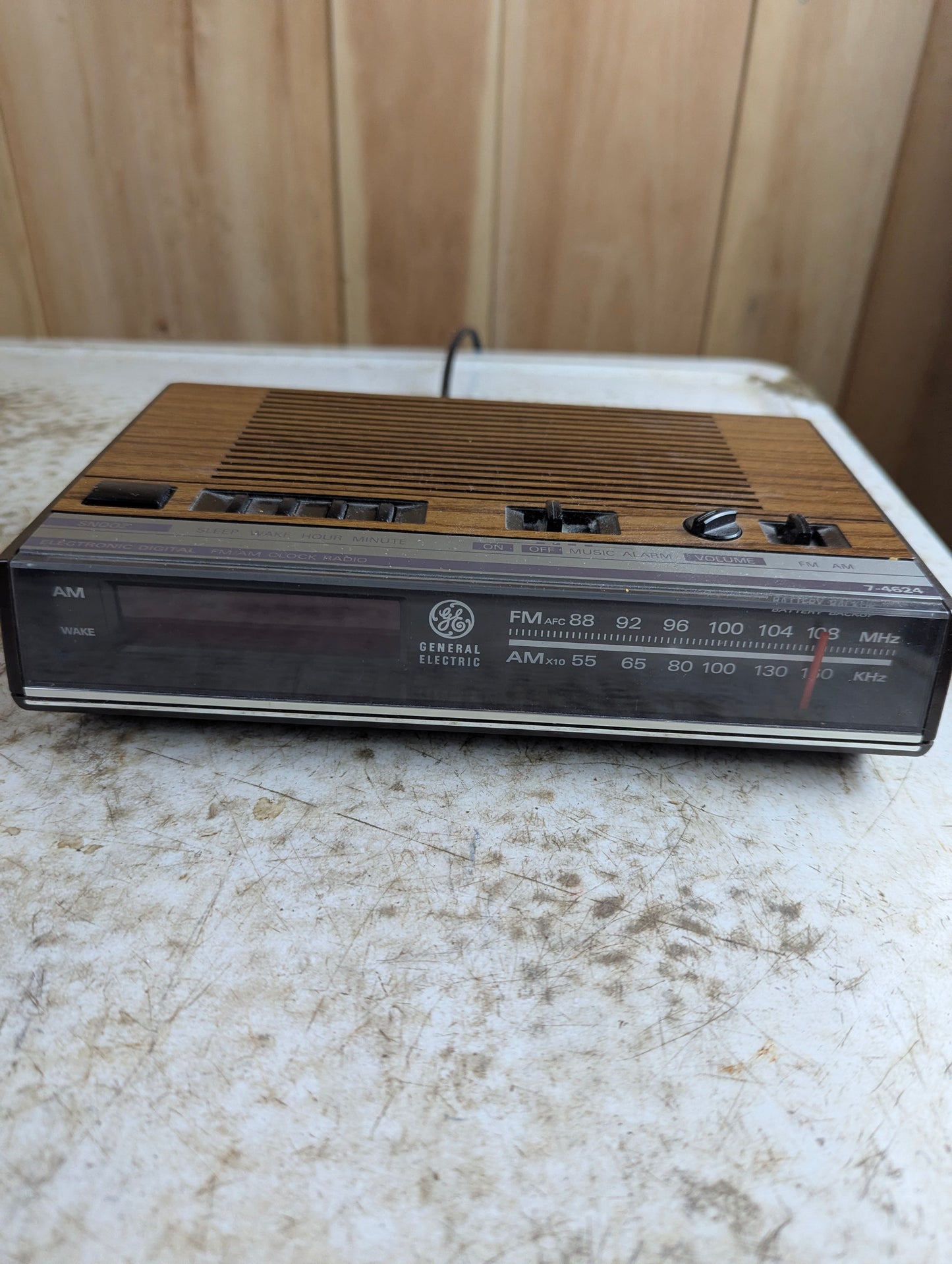 Vintage GE General Electric 7-4624B AM/FM Digital Alarm Clock Radio Woodgrain