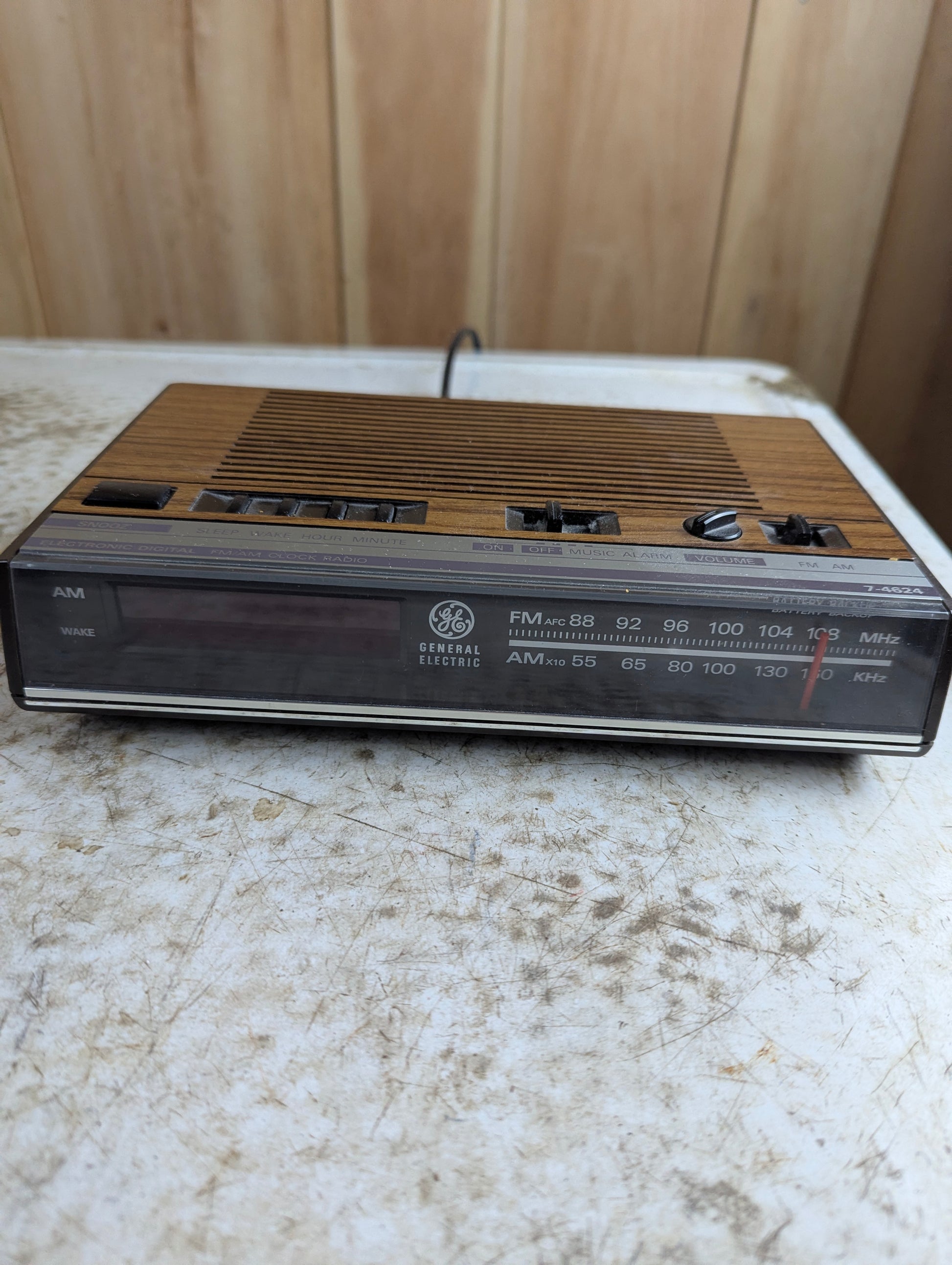 Vintage GE General Electric 7-4624B AM/FM Digital Alarm Clock Radio Woodgrain
