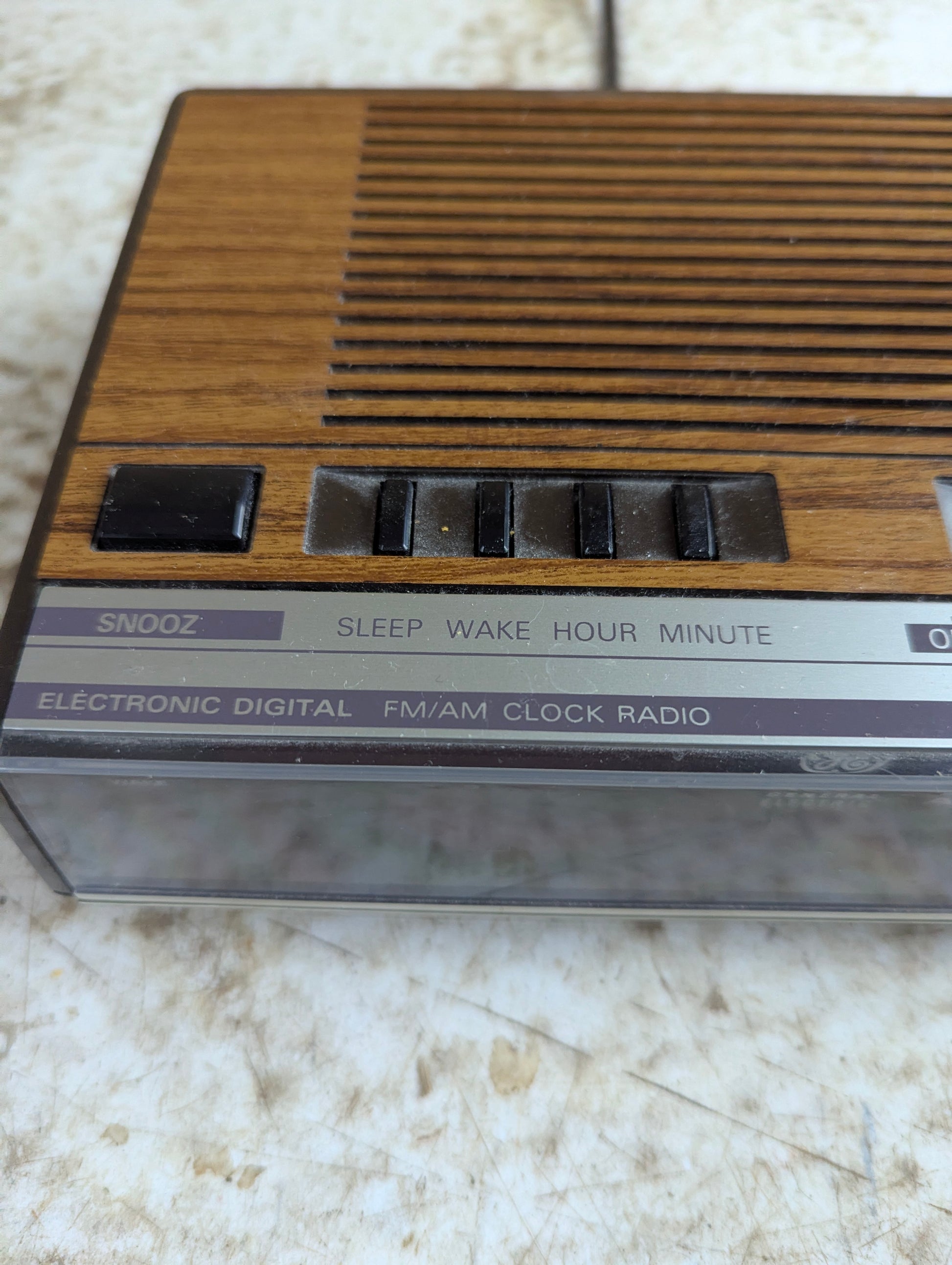 Vintage GE General Electric 7-4624B AM/FM Digital Alarm Clock Radio Woodgrain - view 3