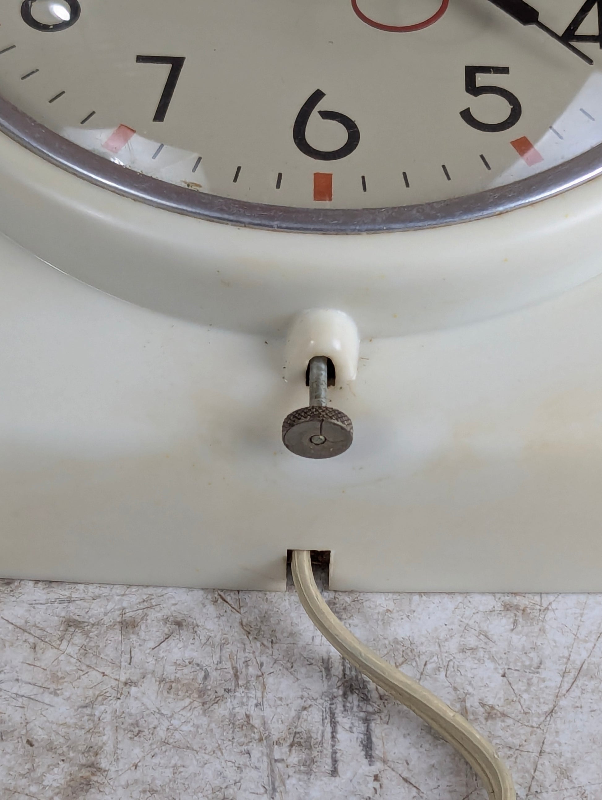 Vintage General Electric 2QR2 Wall Clock - view 3