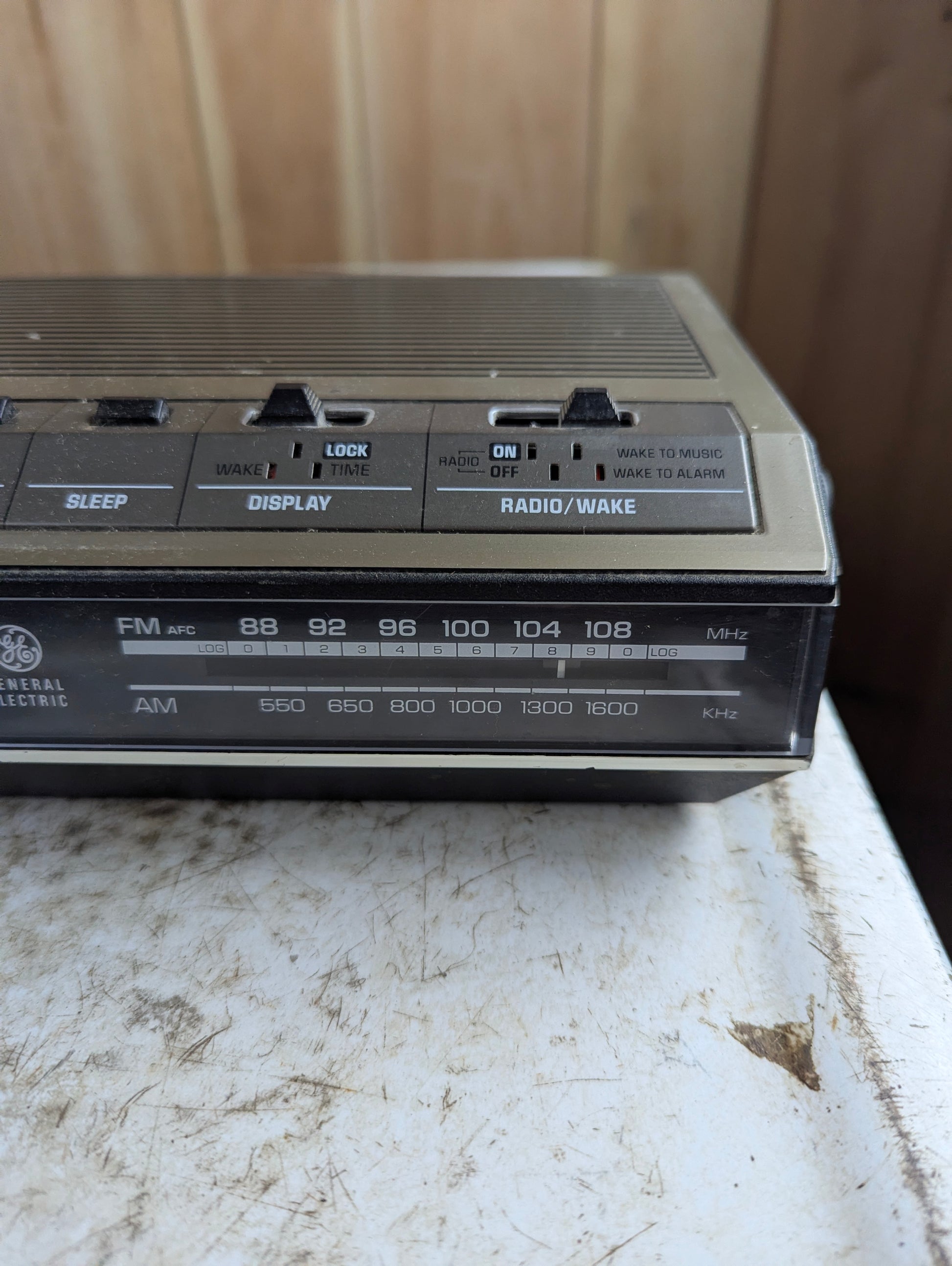 Vintage General Electric Digital Radio Alarm Clock Blue Display Model 7-4642 - view 2
