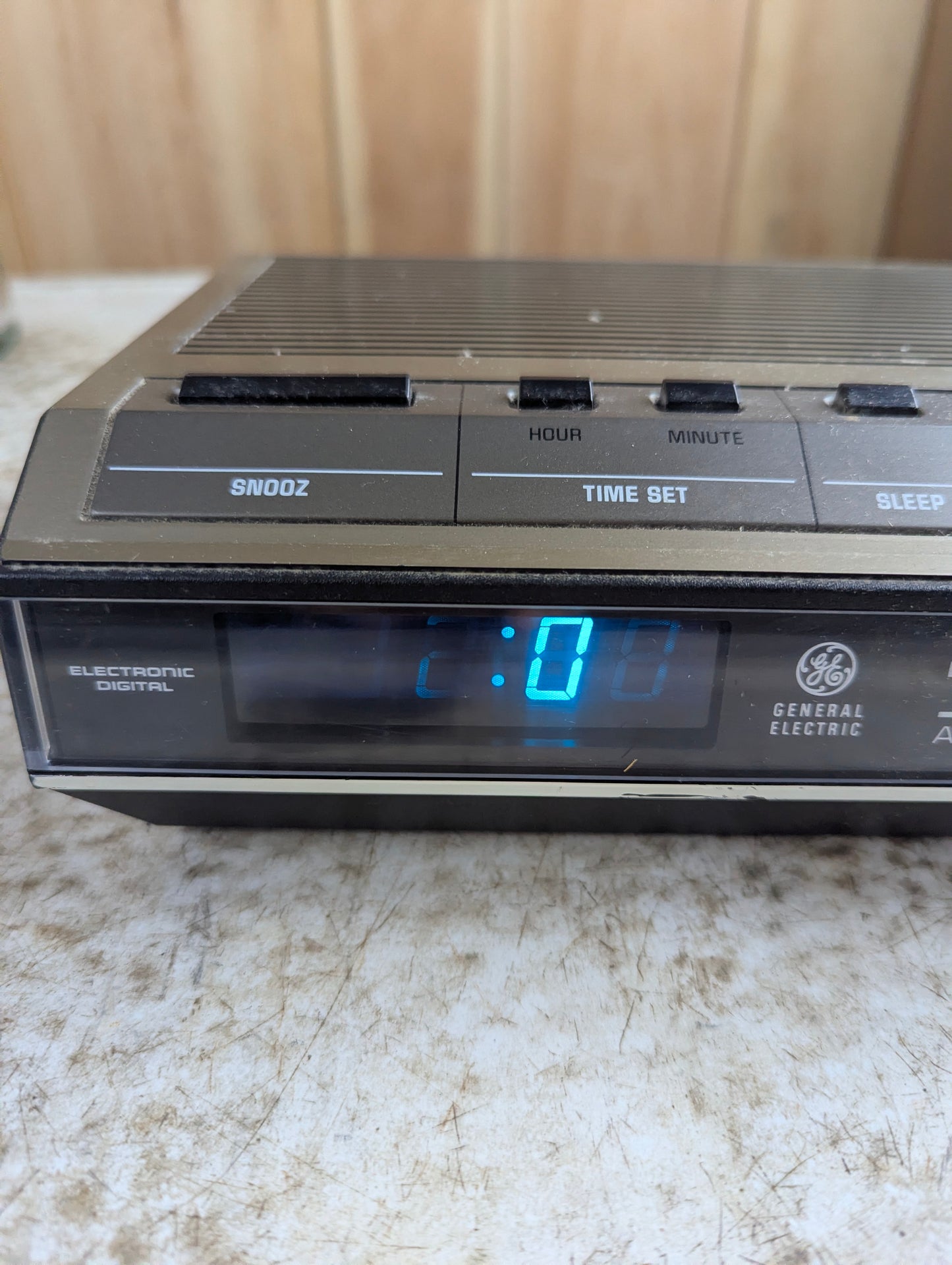 Vintage General Electric Digital Radio Alarm Clock Blue Display Model 7-4642 - view 5