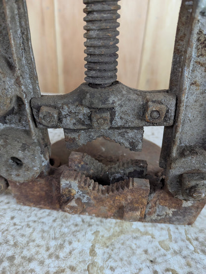 Vintage Hollands Pipe Vise - view 2