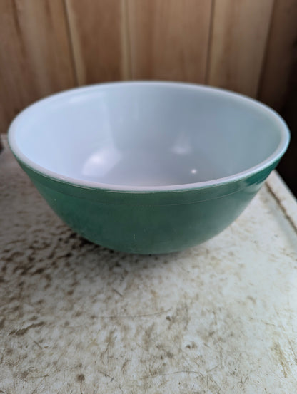 Vintage Primary Green Pyrex #403 2.5 Quart Mixing Bowl