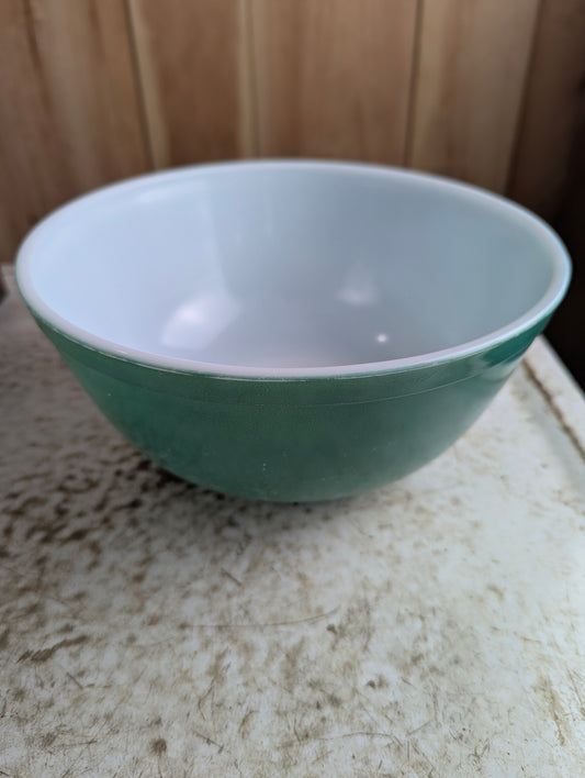 Vintage Primary Green Pyrex #403 2.5 Quart Mixing Bowl