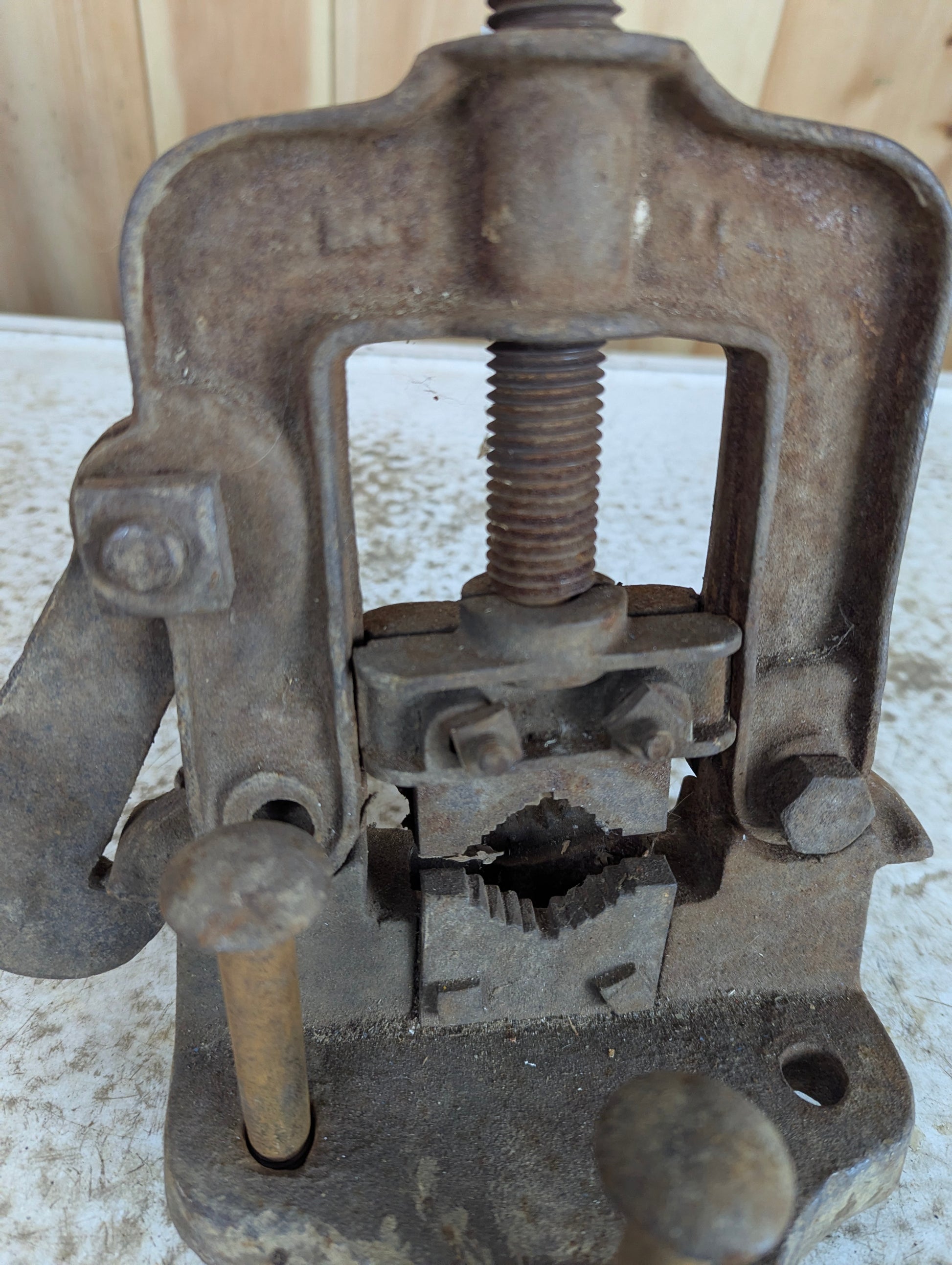Vintage Rae Pipe Vise - view 2
